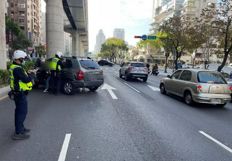 嫌犯拒檢逃逸，行經文心路、市政北一路口時撞上一輛休旅車。（記者陳金龍翻攝）