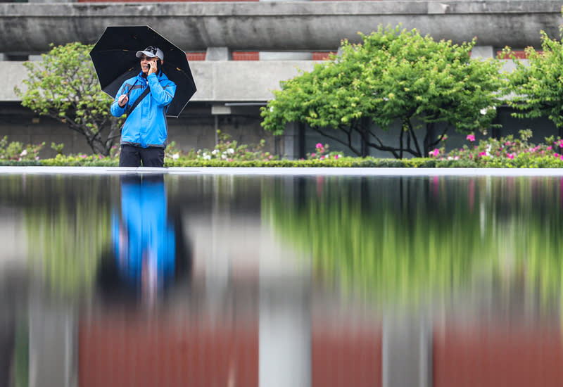 冷氣團影響及華南雲雨區東移　各地濕冷 中央氣象署表示，7日受強烈大陸冷氣團影響及華南 雲雨區東移，各地濕冷，有局部短暫雨。圖為台北市 信義區下起綿綿細雨，有民眾穿著外套、撐傘遮雨。 中央社記者鄭清元攝  113年3月7日 