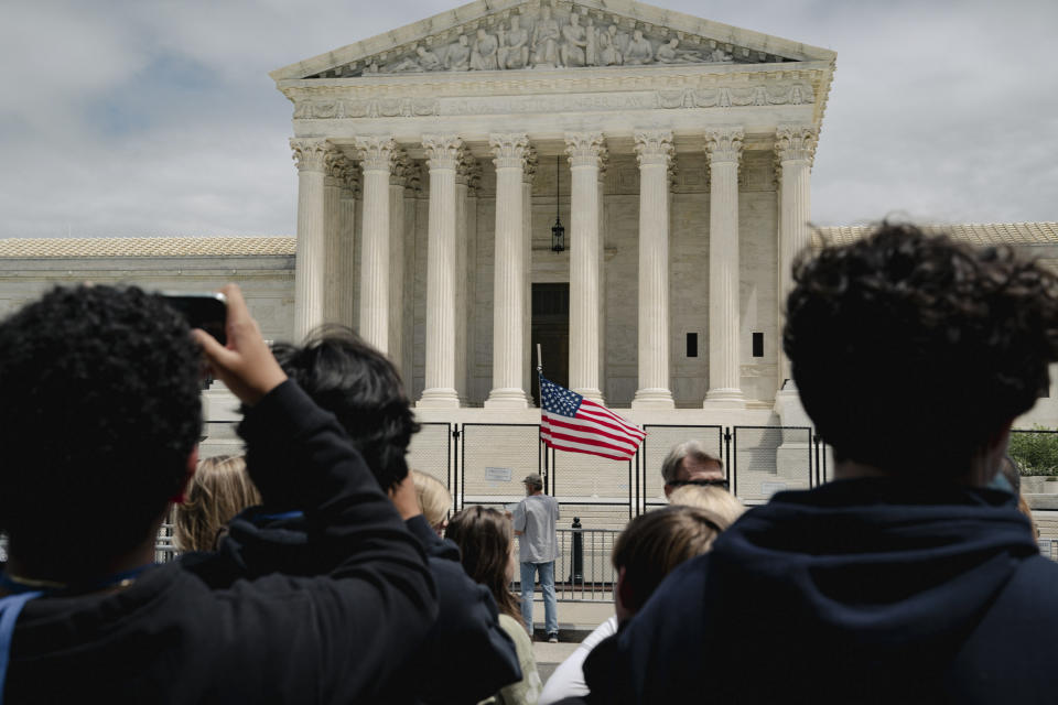 Un grupo de turistas se detiene a tomar fotos de la Corte Suprema de Estados Unidos en Washington el 11 de mayo de 2022. (Shuran Huang/The New York Times)