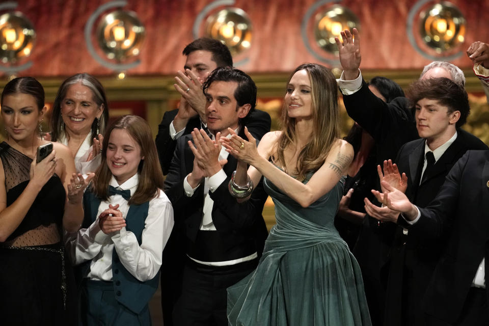 Vivienne Jolie-Pitt, de izquierda a derecha, Justin Levine, Angelina Jolie, Brody Grant y miembros de la compañía "The Outsiders" en la 77a entrega de los Premios Tony el domingo 16 de junio de 2024, en Nueva York. (Foto Charles Sykes/Invision/AP)