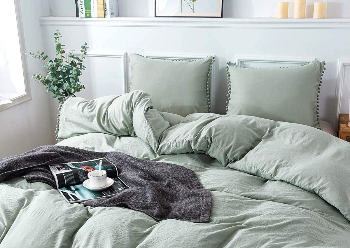 10 Ways to Incorporate Sage Green Accessories Into Your Home