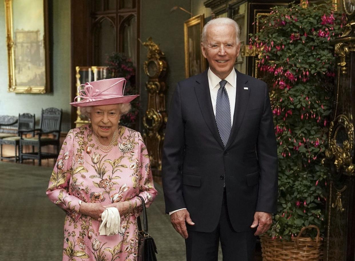 the queen invites the president of the united states and the first lady to tea