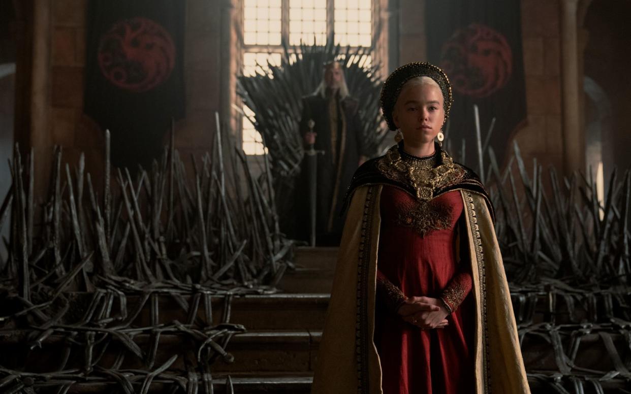 Kann Prinzession Rhaenyra Targaryen (Milly Alcock) selbst den eisernen Thron besteigen - obwohl sie ein Mädchen ist?  (Bild: Warner Bros. / 2022 Home Box Office, Inc. )