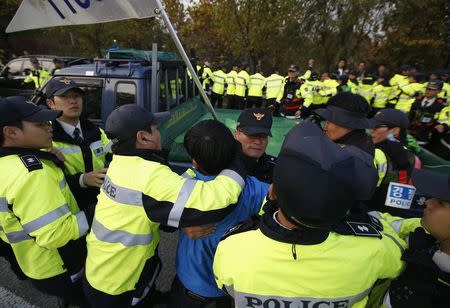 South Korean policemen stop a Paju resident from rushing to an anti-North Korean civic group's vehicle near the demilitarized zone separating the two Koreas in Paju October 25, 2014. REUTERS/Kim Hong-Ji