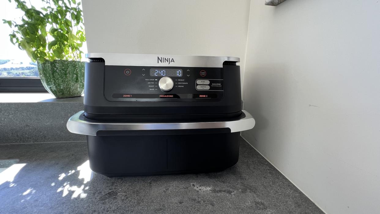  Ninja Foodi FlexBasket air fryer on worktop. 