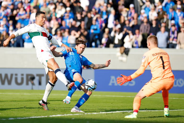 Siempre en el área: Cristiano Ronaldo fue reconocido como el primer futbolista masculino en alcanzar los 200 partidos con su selección; luego convirtió sobre el final para el triunfo de Portugal por 1-0 sobre Islandia