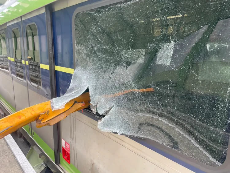 吊臂砸破捷運車窗。讀者提供