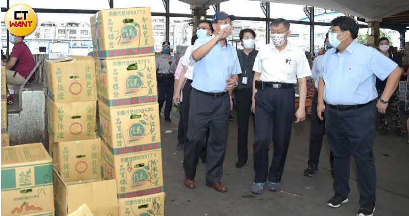 台北市長柯文哲近來成為綠營民代及側翼網軍的攻擊對象，6月23日他在陳時中一行人離去後，前往北農視察。（圖／台北市政府提供）