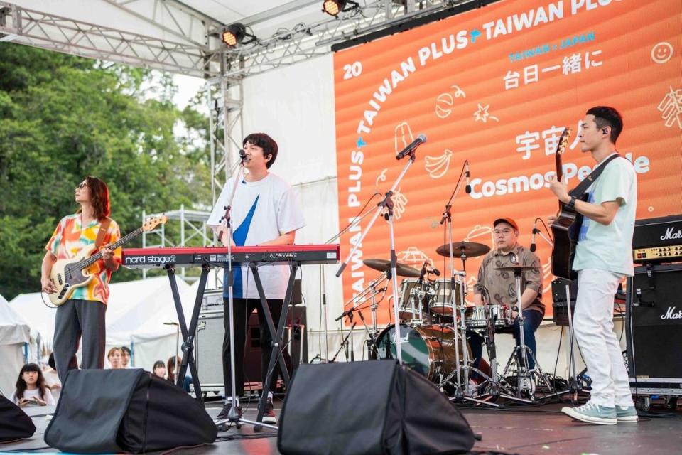 宇宙人在TAIWAN PLUS獻唱日文歌曲〈你總是這樣〉。（相信音樂提供）