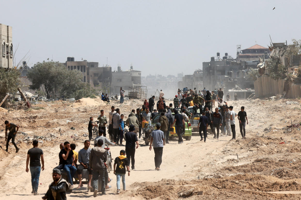 Gaza: offensive d’Israël à Rafah, pression sur le Hamas, le point sur la situation au Proche-Orient (Photo de Palestiniens quittant Rafah pour retourner à Khan Younès le 7 avril 2024 après le départ des troupes israéliennes) 