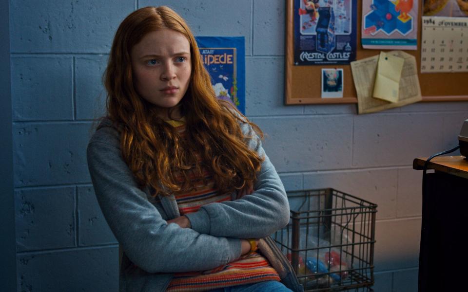 Sie liebt Videospiele, und Skateboard fahren kann sie auch ganz gut: Kein Wunder, das Max (Sadie Sink) ab ihrem Einstieg in der zweiten Staffel von "Stranger Things" gleich mehreren Jungs den Kopf verdrehte. Sehr zu Dustins (Gaten Matarazzo) Enttäuschung fühlte sich Max eher zu Lucas (Caleb McLaughlin) hingezogen - und küsste ihn sogar auf dem Schulball. (Bild: Netflix)