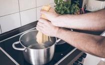 <p>Wie viele Nudeln soll ich kochen - das Problem kennen Sie, nicht wahr? Wenn Sie die Nudeln als Hauptspeise servieren, können Sie in etwa 100 bis 125 Gramm pro Person einplanen, abhängig davon, ob Sie die Pasta noch mit einer sättigen Sahnesoße oder lediglich mit ein wenig Öl, Parmesan und Gewürzen servieren. (Bild: iStock / Christian Horz)</p> 