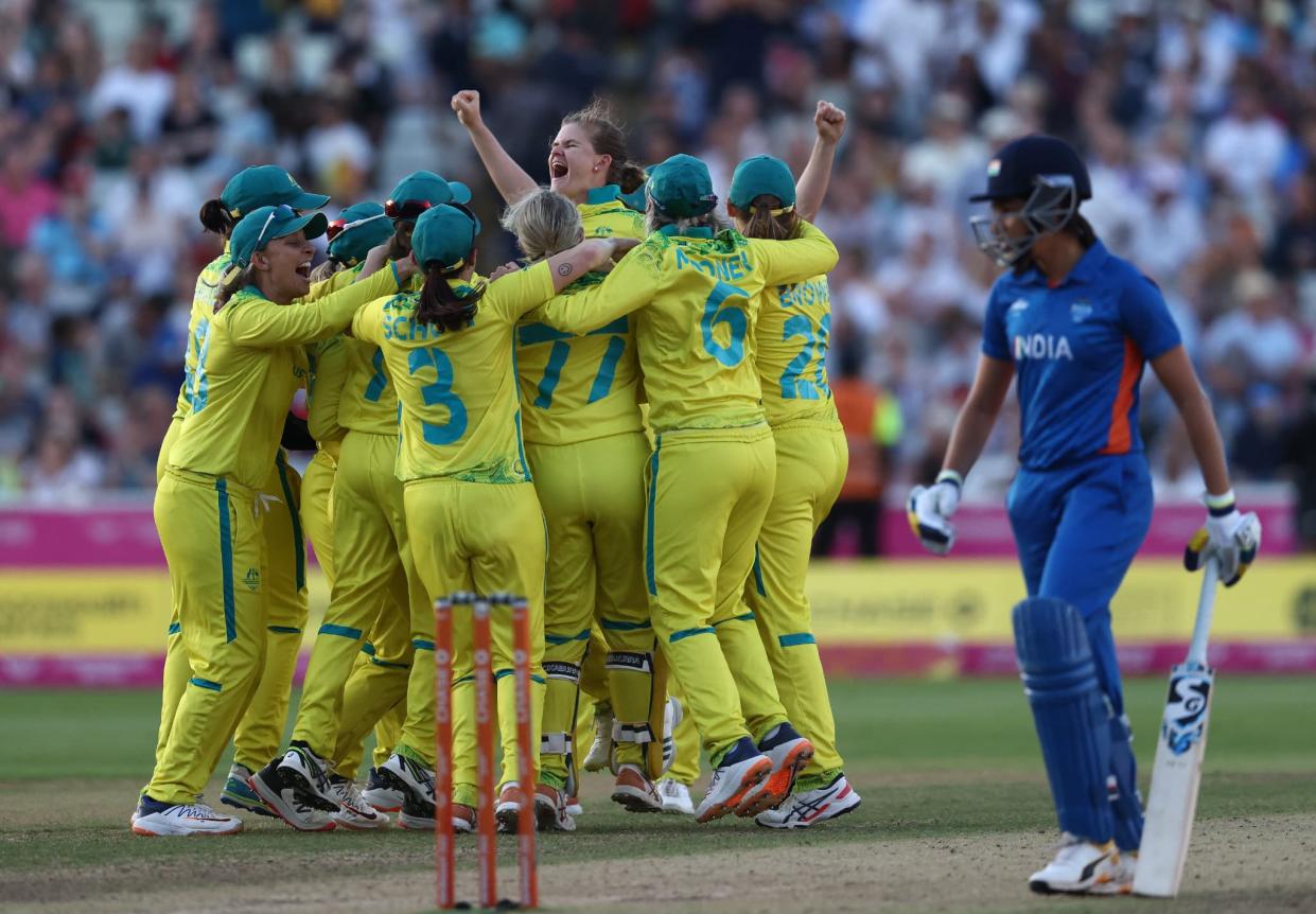 Les Australiennes célèbrent leur médaille d'or au tournoi de cricket des Jeux du Commonwealth, le 7 août 2022. - DARREN STAPLES / AFP