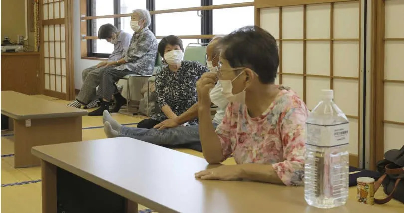 鹿兒島市居民緊急撤離至臨時避難所。（圖／達志／美聯社）