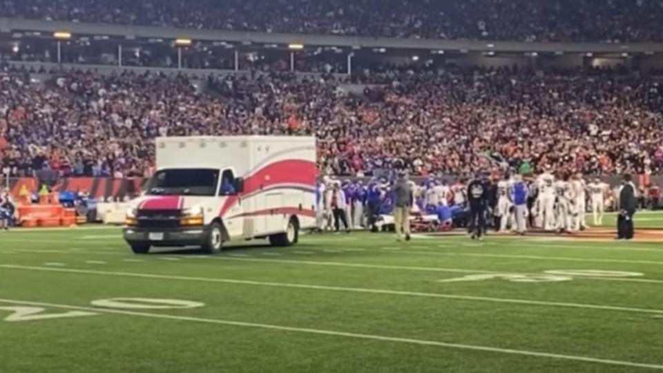 救護車直接開進球場對Damar Hamlin進行急救。（圖／翻攝New York Sports Show） 