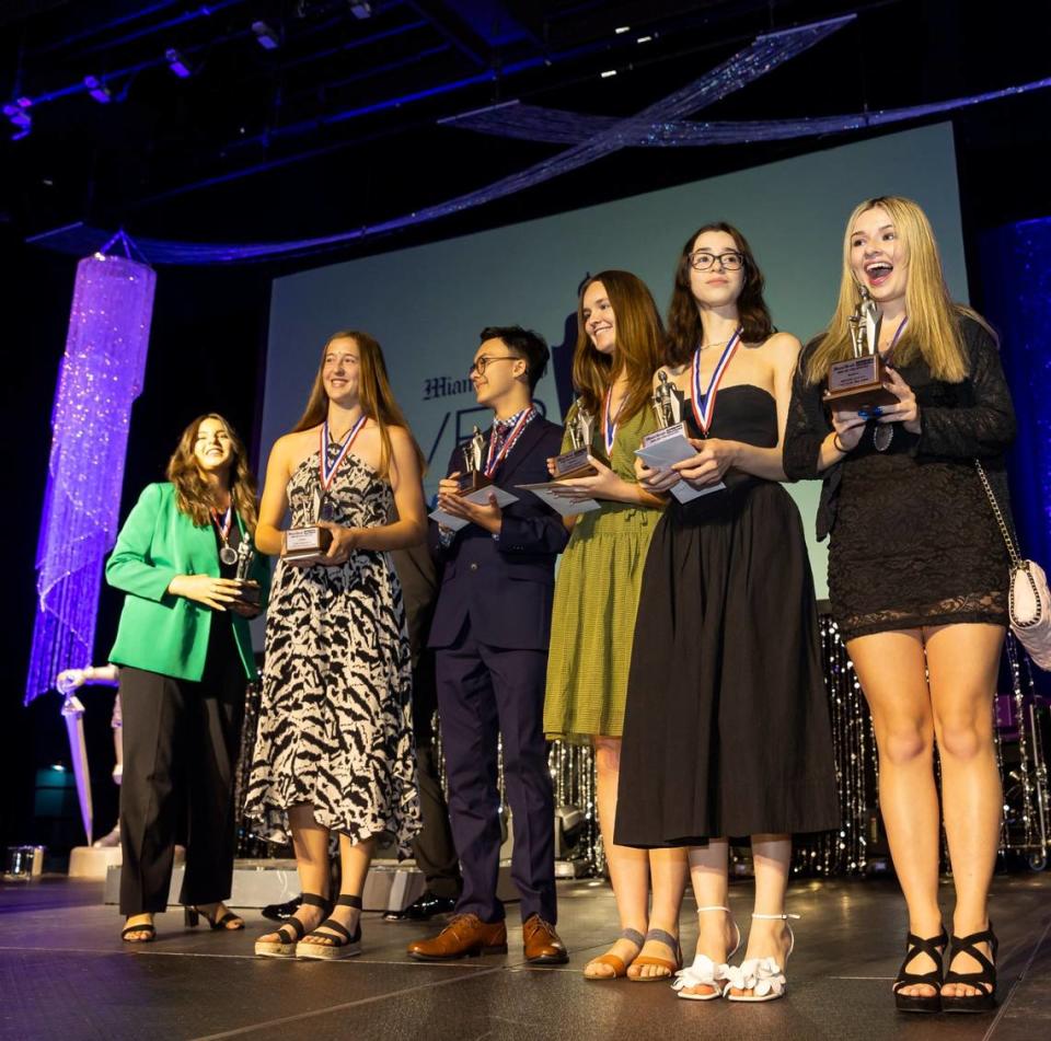 Las ganadoras de Silver Knight Award celebrando en el escenario tras recibir sus galardones durante la 65ª ceremonia de Silver Knight Awards de Miami Herald y Nuevo Herald en James L. Knight Center el jueves 25 de mayo de 2023, en el downtown de Miami, la Florida.