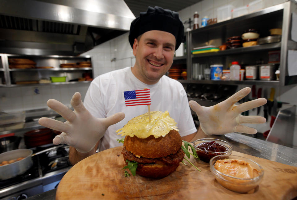 El chef Elvis Suhodoljac prepara la hamburguesa Melania Trump en el pueblo de Sevnica, Eslovenia, el 20 de enero de 2017. REUTERS/Srdjan Zivulovic/