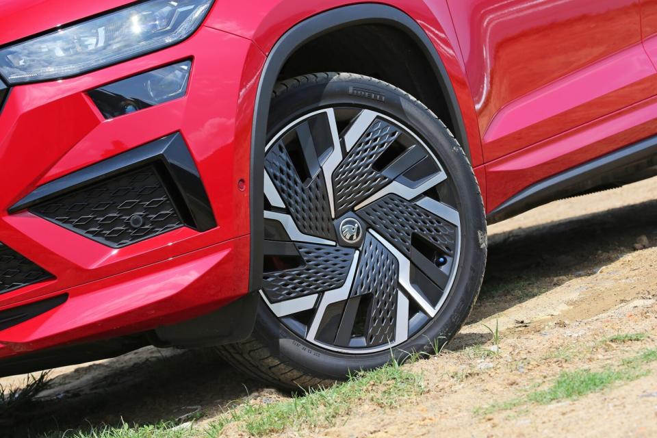 RS採用專屬造型20吋空力輪圈，1.5 TSI車型則為18吋五輻雙肋輪圈與235/55R18配胎設定。