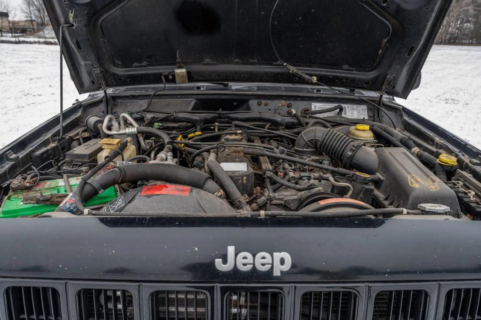 2001 jeep cherokee sport 4x4 with dominator track system engine