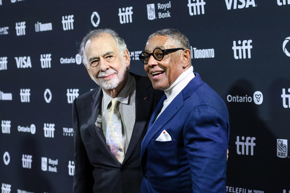 El director Francis Ford Coppola y Giancarlo Esposito asisten al estreno de "Megalópolis" en el Festival Internacional de Cine de Toronto 2024, en Toronto el lunes 9 de septiembre de 2024. (Christopher Katsarov/The Canadian Press vía AP)