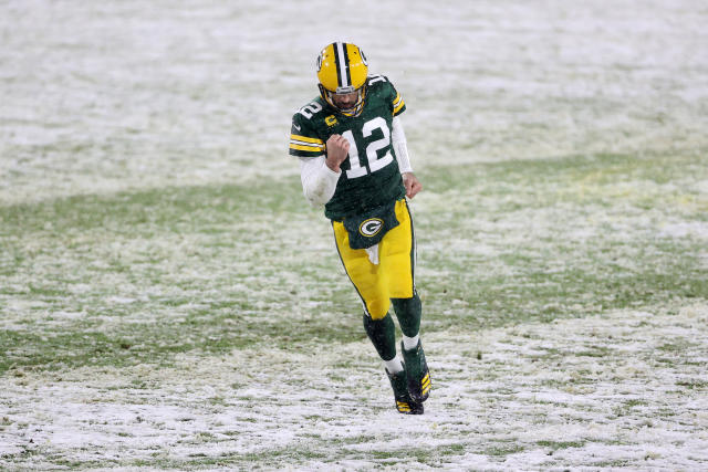 Aaron Rodgers throws 4 TD passes in the snow as the Green Bay