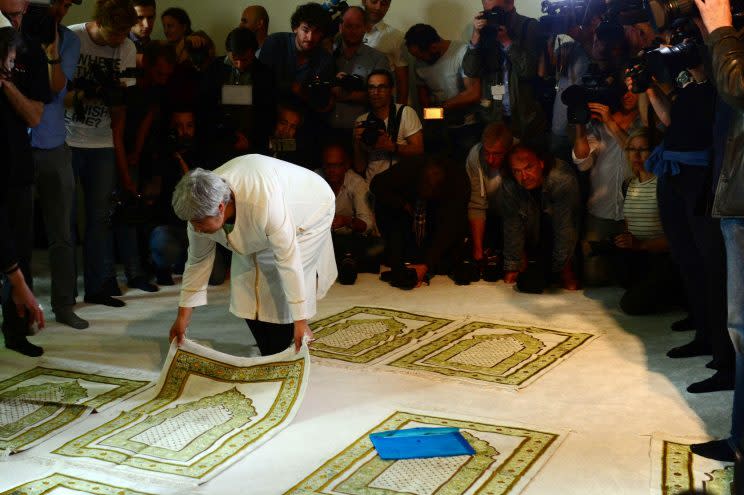 Initiatorin Seyran Ates legt bei der Eröffnung (16.6.2017) ihre Gebetsteppich bereit. (Bild: Maurizio Gambarini/dpa)