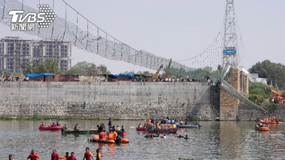 印度西部古茶拉底省（Gujarat）莫爾比鎮（Morbi）150年歷史吊橋，30日發生倒塌意外，釀134死。（圖／達志影像美聯社）