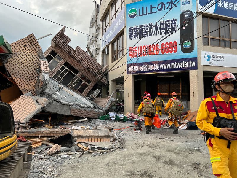 Los bomberos trabajan en el lugar donde se derrumbó un edificio tras un terremoto de magnitud 6,8, en Yuli, condado de Hualien, Taiwán