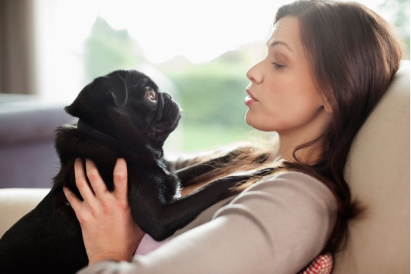 Hablar con tu mascota o nombrar a tu auto sería un signo de inteligencia