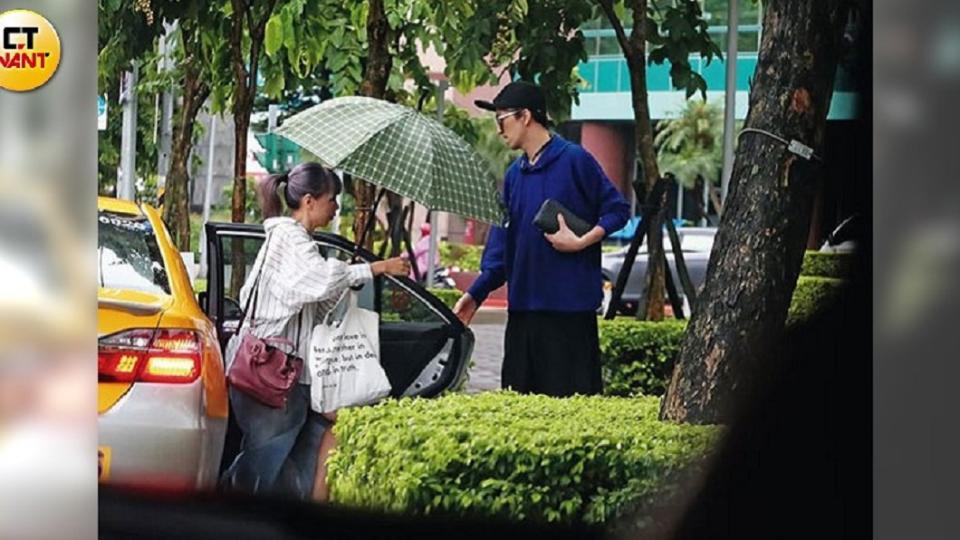 林志炫與妻子林虹雅離開基隆住家，前往內湖的名車展示中心。(圖／CTWANT授權提供)