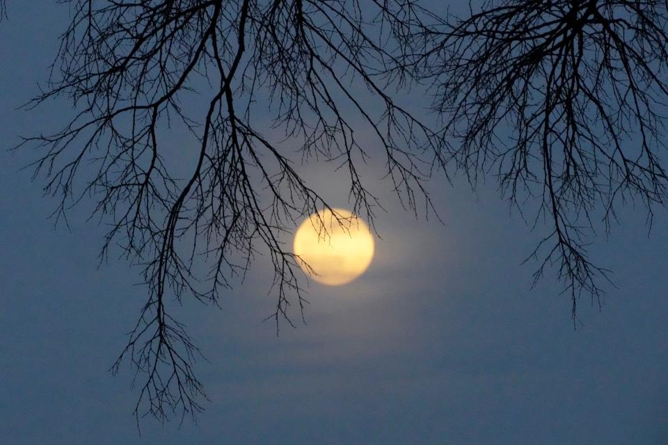 The first full moon of the year seen in Lisbon in January 2024.