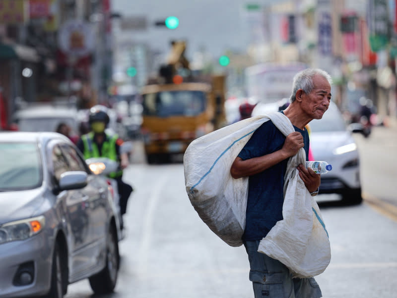 金山老街恢復正常生活　災後清理持續進行 日前豪雨造成新北市金山老街淹水，6日當地已恢復 正常生活，垃圾清運車不停在街上來回運送廢棄物。 中央社記者王飛華攝  113年10月6日 