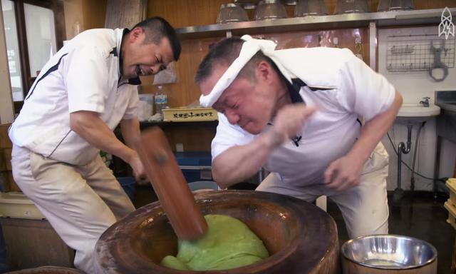 Homemade Mochi -- 2 Ways Using a Mochi Maker 