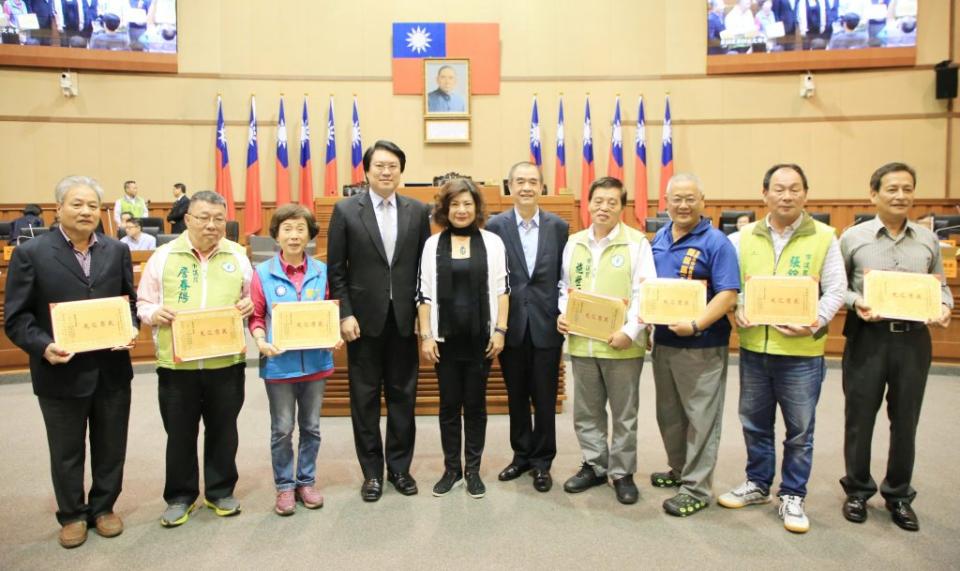 前市議員張漢土(左一)在五年前與六位基市議員宣布不連任，獲頒「民意之光」匾額。(記者王慕慈攝)