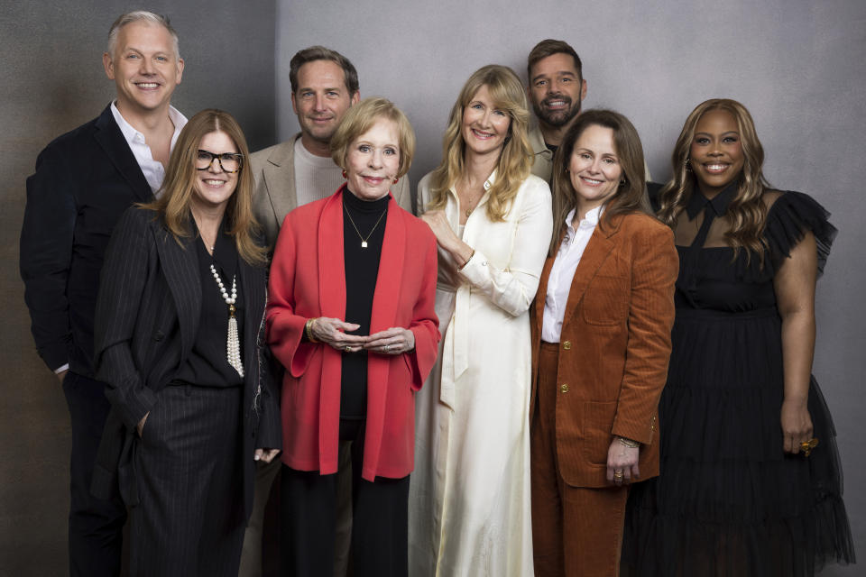 ARCHIVO - Abe Sylvia, de izquierda a derecha, la productora ejecutiva Katie O'Connell, Josh Lucas, Carol Burnett, Laura Dern, Ricky Martin, Jayme Lemons y Amber Chardae Robinson posan para un retrato para promover la miniserie de Apple TV+ "Palm Royale" en la Gira de Prensa de Invierno de la Asociación de Críticos de Televisión el 5 de febrero de 2024, en The Langham Huntington Hotel en Pasadena, California. (Willy Sanjuan/Invision/AP, archivo)