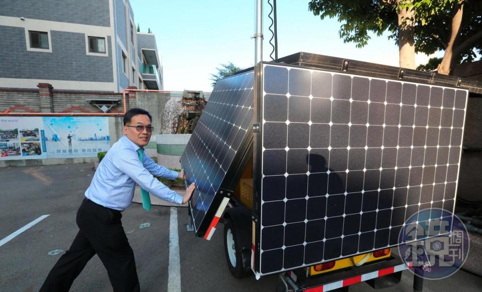 移動式太陽能儲能照明系統結合太陽能發電與照明、監控，即使微光仍可蓄電。