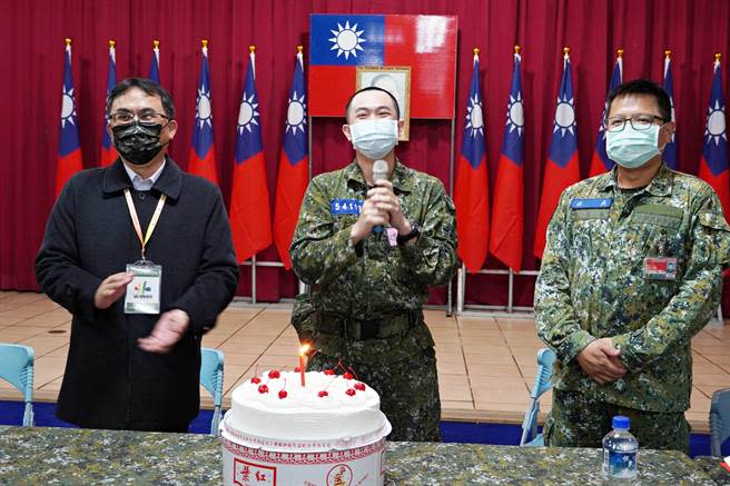 台北市兵役局代理局長林春來(左一)為當月壽星慶生。（台北市兵役局提供）  