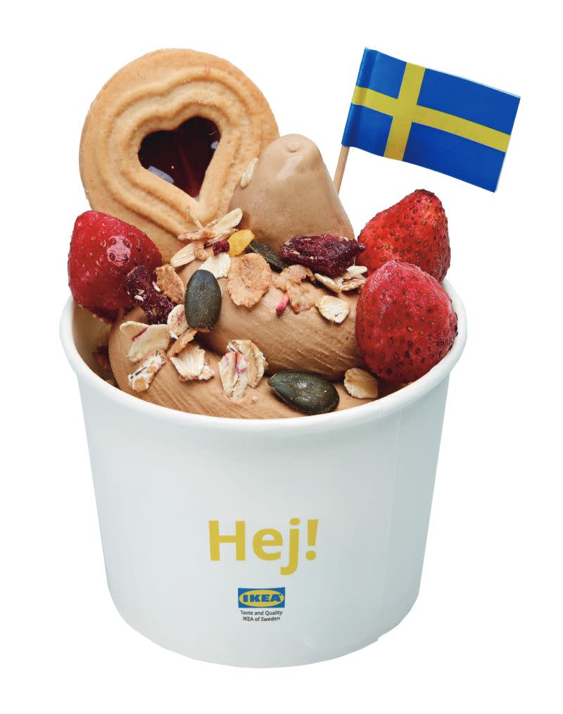 ▲奶茶口味霜淇淋搭配IKEA熱賣的覆盆子夾心餅乾及綜 合莓果和麥片，一次就能品嘗到濃郁的茶香味霜淇淋 及酸甜的莓果。（圖／業者提供）