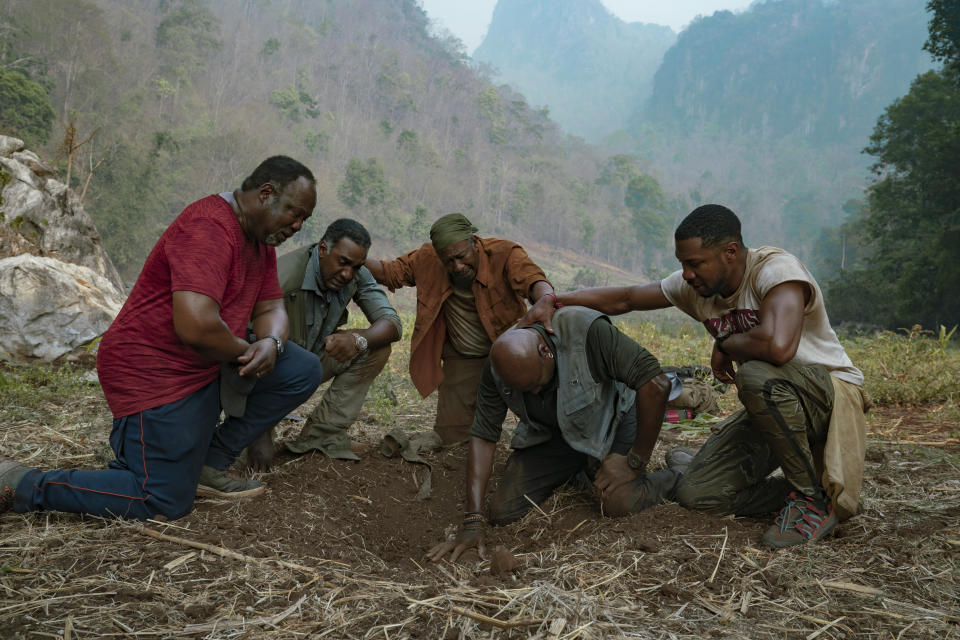 En esta imagen difundida por Netflix, de izquierda a derecha, Isiah Whitlock Jr., Norm Lewis, Clarke Peters, Delroy Lindo y Jonathan Majors en una escena de la película de Spike Lee "Da 5 Bloods". (David Lee/Netflix via AP)