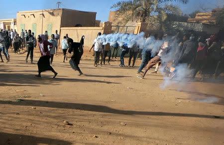 Sudanese demonstrators run from a teargas canister fired by riot policemen to disperse them as they participate in anti-government protests in Omdurman, Khartoum, Sudan January 20, 2019. REUTERS/Mohamed Nureldin Abdallah