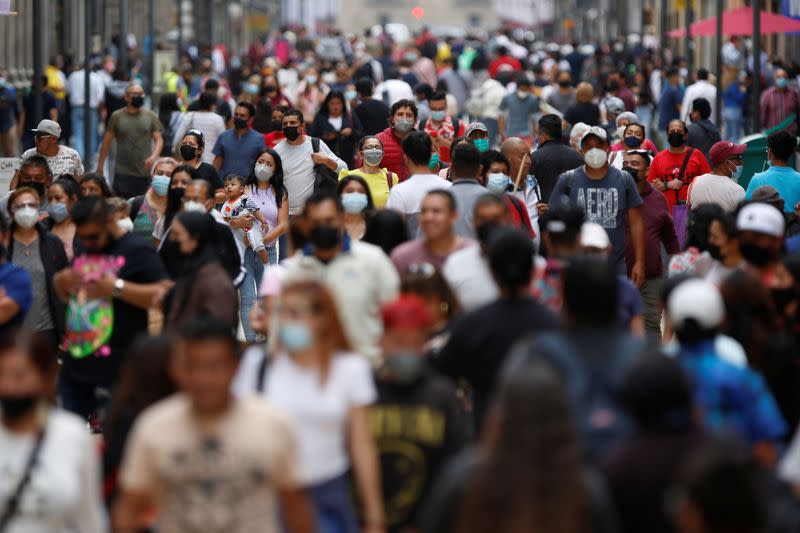 Gente camina por un área comercial en medio de un brote de coronavirus en Ciudad de México