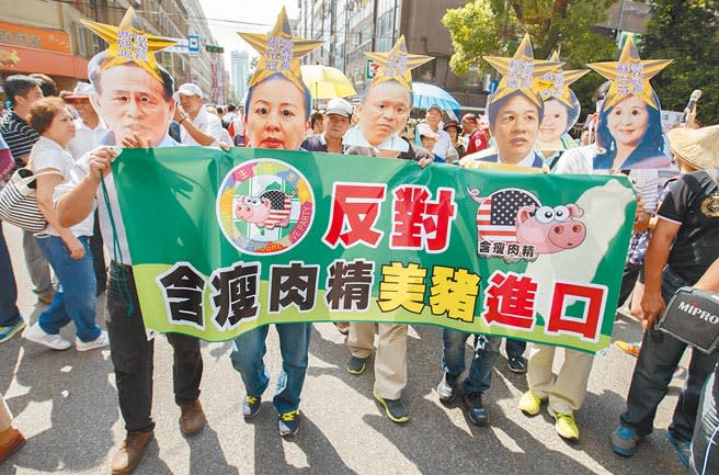 宜蘭縣養豬協會理事長賴天立3日表示，台灣將瘦肉精列為違法禁藥，結果卻要進口萊豬讓大家吃，大家真的覺得莫名其妙。圖為2016年養豬協會到立法院外抗議，抗議民眾戴著6位曾反對進口美豬的民進黨籍縣長的面具。（本報資料照片）