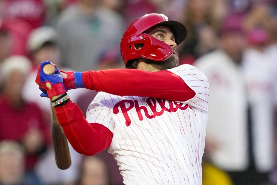 Bryce Harper de los Filis de Filadelfia batea un jonrón de tres carreras en el juego 3 de la Serie Divisional ante los Bravos de Atlanta el miércoles 11 de octubre del 2023. (AP Foto/Matt Slocum)