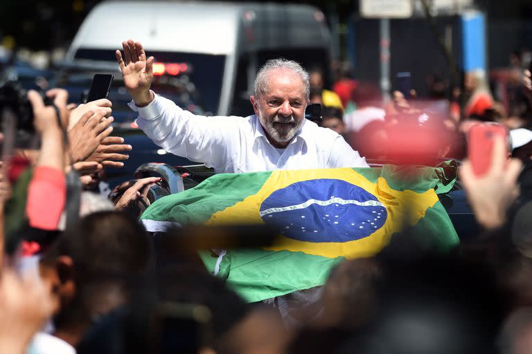 El expresidente brasileño (2003-2010) y candidato del Partido de los Trabajadores (PT), Luiz Inacio Lula da Silva, saluda a sus simpatizantes luego de votar, durante la segunda vuelta de las elecciones presidenciales, en Sao Paulo, Brasil, el 30 de octubre de 2022