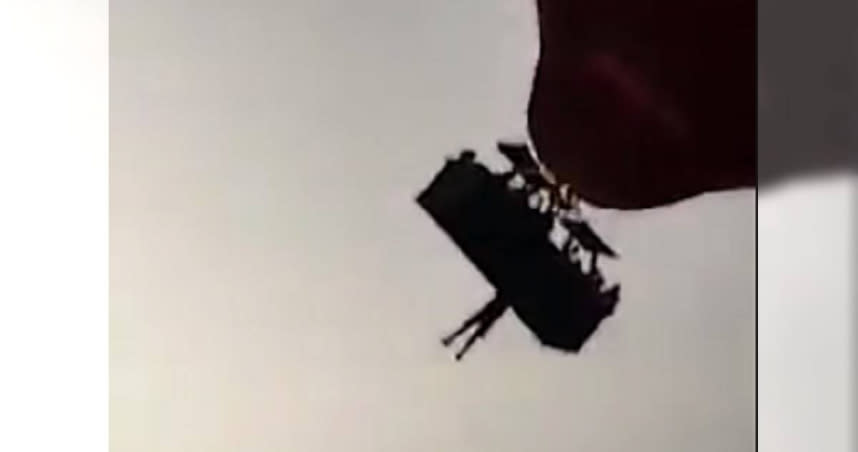 一名工作人員因不明原因吊掛在熱氣球下面，最後不幸墜落慘死。（圖／翻攝自推特）