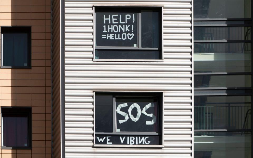  Students have posted protest signs and messages on windows of their rooms in Parker House hall of residence at Abertay University  - Iain Masterton/Alamy