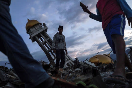 Residents walk at an area hit by the earthquake and tsunami in Palu, Central Sulawesi, Indonesia, October 4, 2018. REUTERS/Athit Perawongmetha