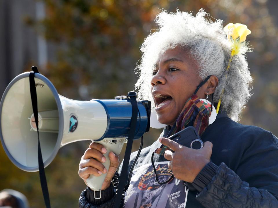 Cariol Horne habla durante la Marcha de Mujeres de WNY el sábado 17 de octubre de 2020 en Buffalo, NY (Derek Gee/The Buffalo News via AP)