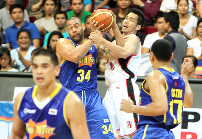 Ali Peek and Cyrus Baguio battle for the loose ball. (PBA Images)