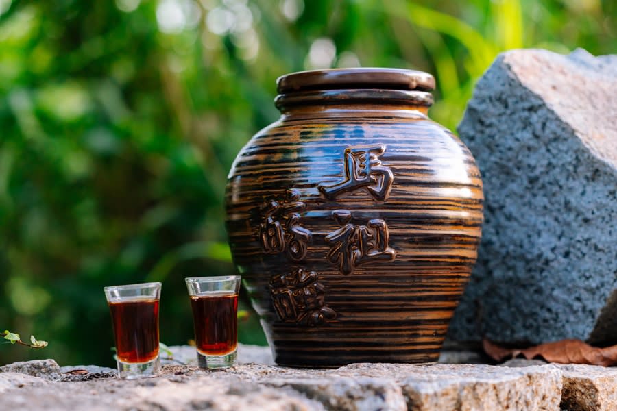 「林義和工坊」自釀馬祖紅麴老酒DIY課程，讓遊客自己動手體驗釀酒樂趣。（500元／甕）